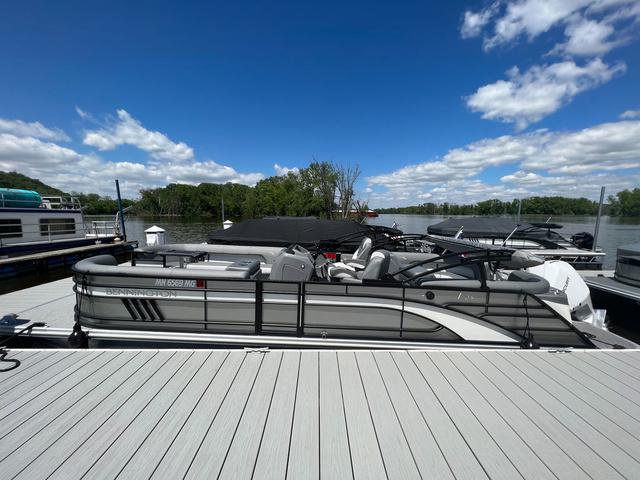 Bennington 25 LFB - Quad Bench - Tritoon