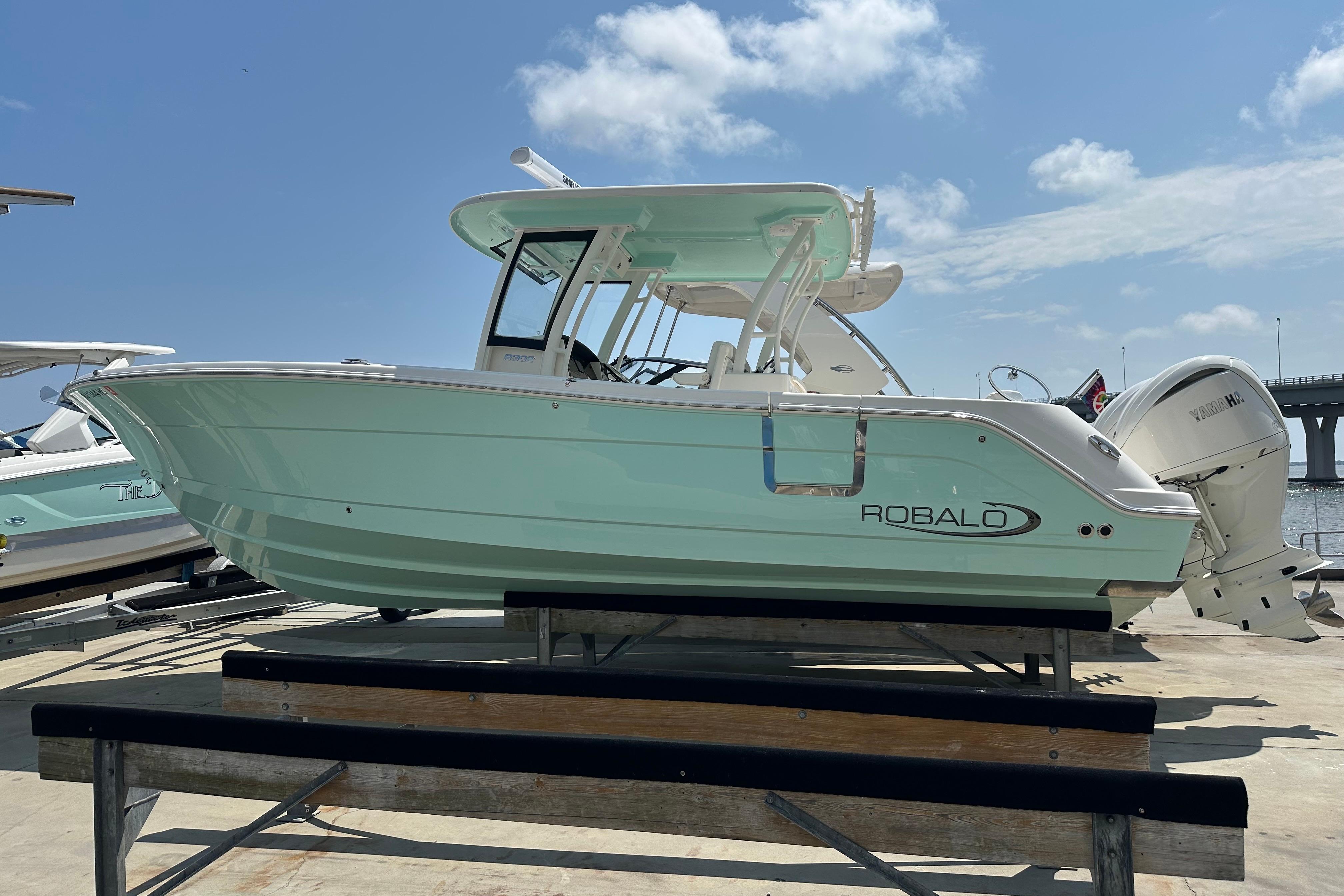 2023 Robalo R302 Center Console
