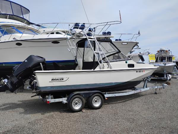 1989 Boston Whaler 22 Renegade Cabin