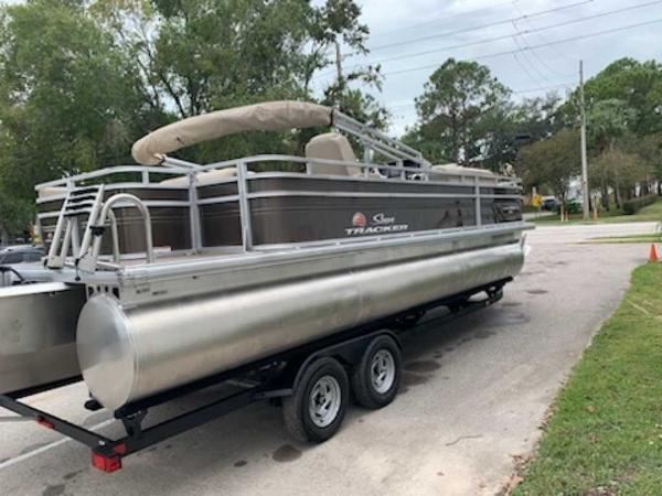 Sun Tracker Sportfish 24 XP3 2024 Sun Tracker Sportfish 24 XP3 pontoon boat on a trailer.