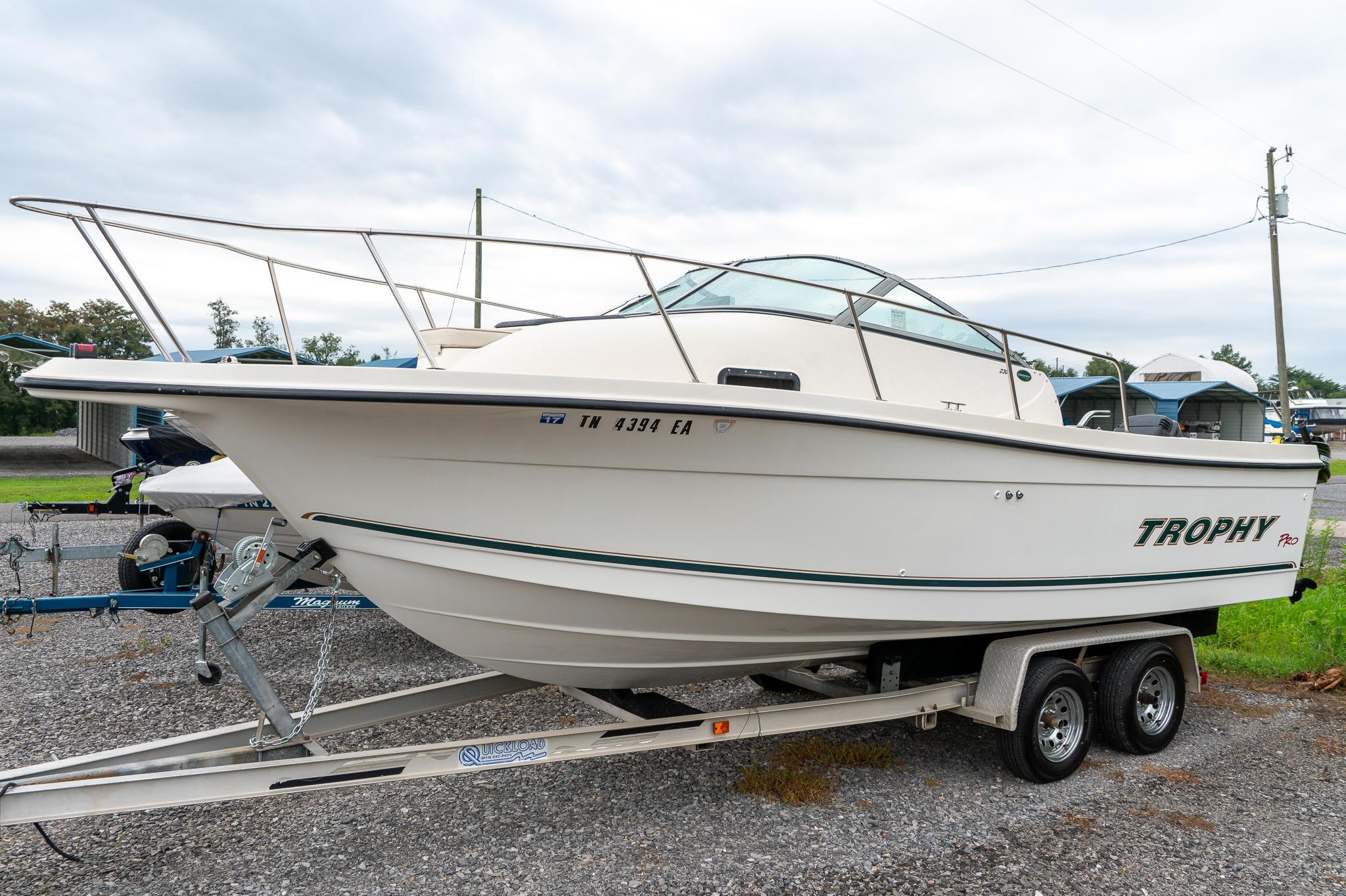 2002 Bayliner 2302 Trophy Walkaround