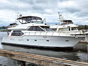 Bayliner 5288 Pilot House Motoryacht 2000 Bayliner 5288 Pilot House Motoryacht docked at marina under cloudy sky.