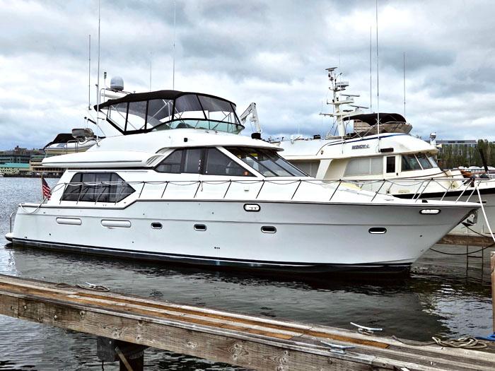 Bayliner 5288 Pilot House Motoryacht 2000 Bayliner 5288 Pilot House Motoryacht docked at marina under cloudy sky.