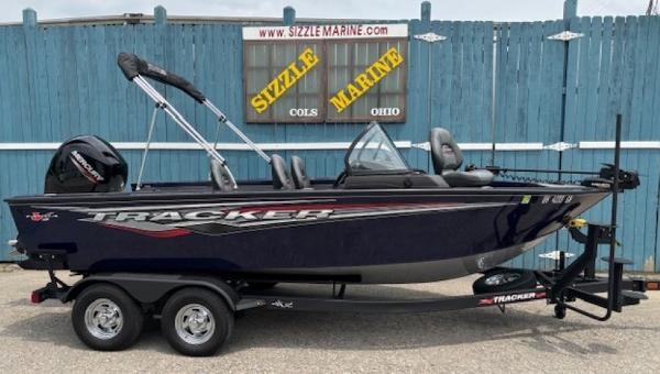 Tracker Targa V-18 Combo 2024 Tracker Targa V-18 Combo boat on trailer at Sizzle Marine dealership.