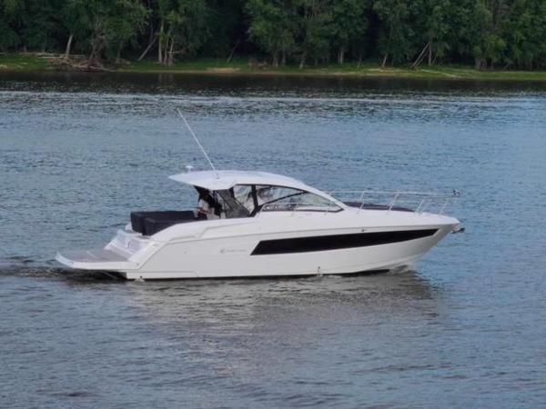 2021 Cruisers Yachts 390 Express Coupe
