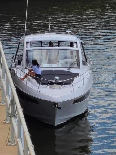 2021 Cruisers Yachts 390 Express Coupe