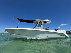 Boston Whaler 280 Outrage 2020 Boston Whaler 280 Outrage boat on clear water under blue sky.
