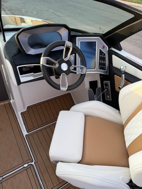 2022 MasterCraft XT 24