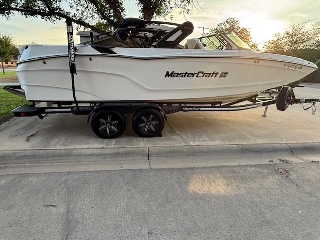 2022 MasterCraft XT 24