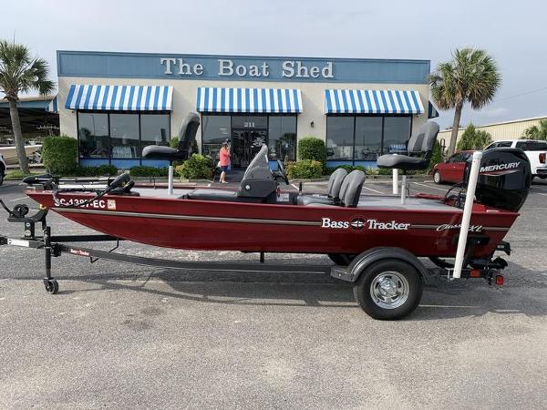 Tracker BASS TRACKER® Classic XL 2023 Tracker BASS TRACKER® Classic XL boat outside The Boat Shed dealership.