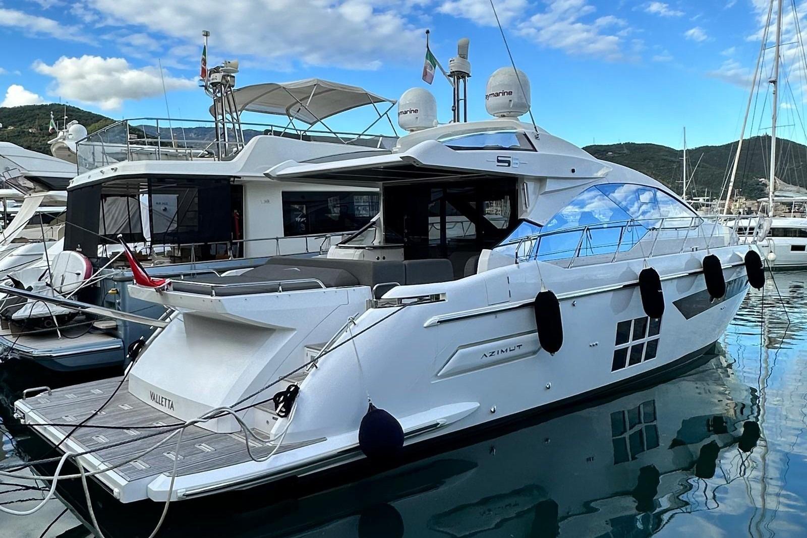 Azimut S6 2019 Azimut S6 yacht docked in marina, featuring sleek design and modern amenities.