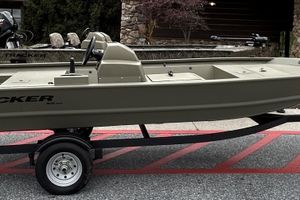 Tracker Grizzly 1648 SC 2026 Tracker Grizzly 1648 SC boat on trailer, displayed outdoors.