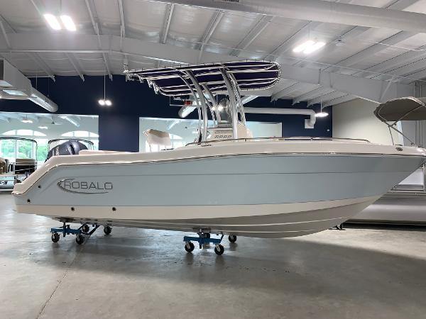 Robalo R222 Center Console