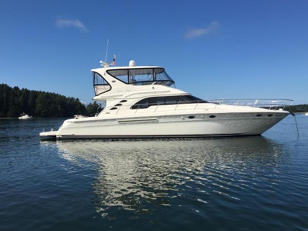 Sea Ray 560 Sedan Bridge 2002 Sea Ray 560 Sedan Bridge yacht on calm water, clear sky background.