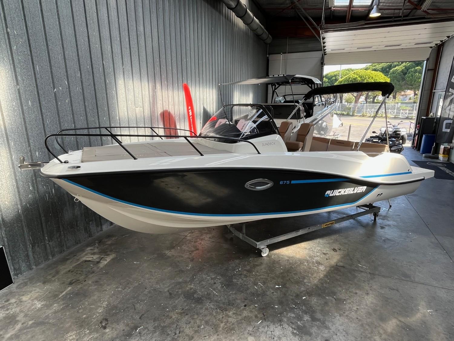Quicksilver Activ 675 Sundeck