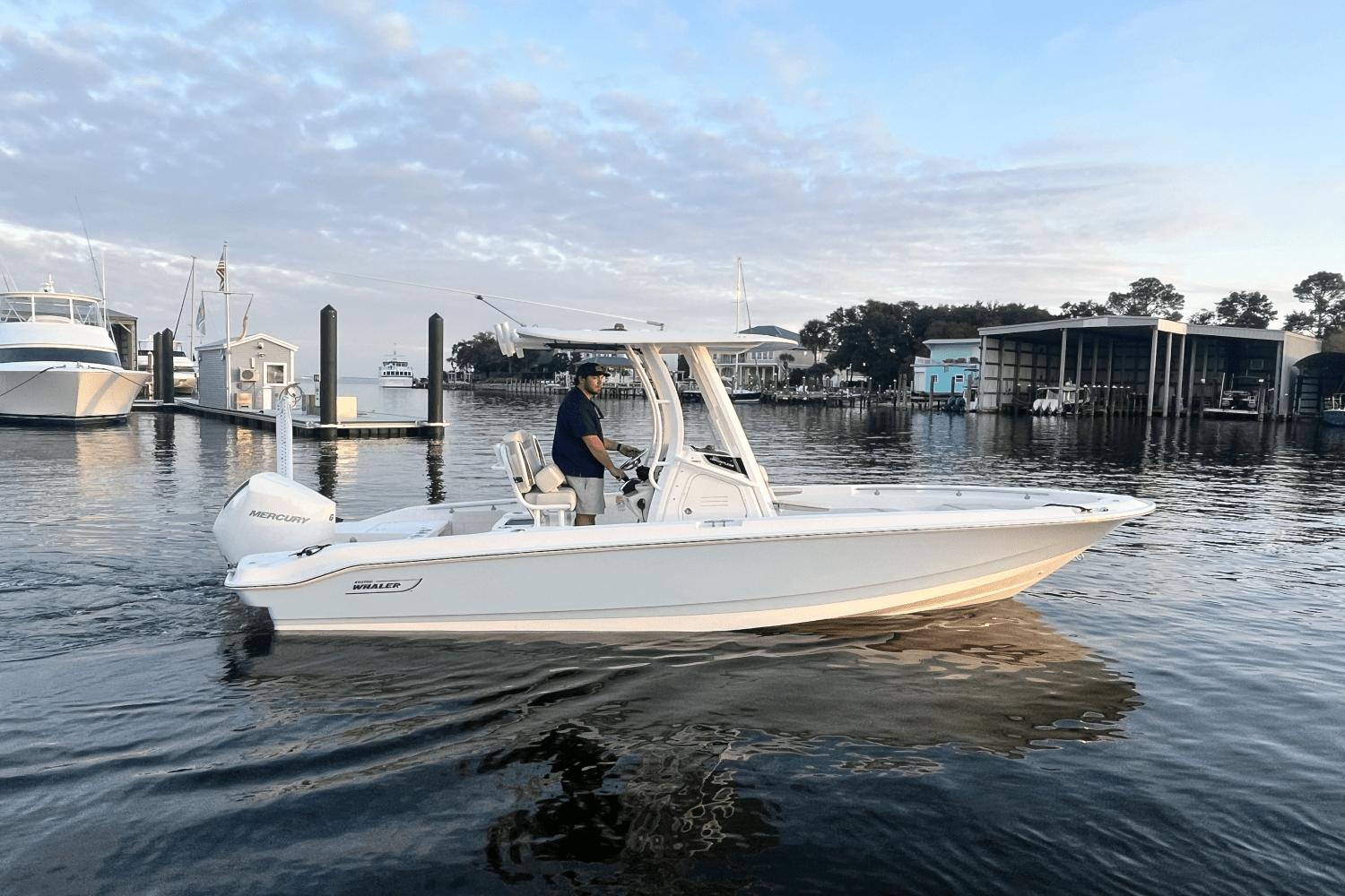 2025 Boston Whaler 220 Dauntless
