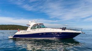 Sea Ray 500 Sundancer 2005 Sea Ray 500 Sundancer yacht on calm water under blue sky.