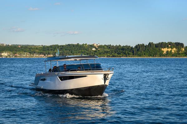 Alfastreet NEW !!! 28 CABIN 2 X 300