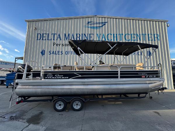2017 Sun Tracker Fishin' Barge 24 DLX