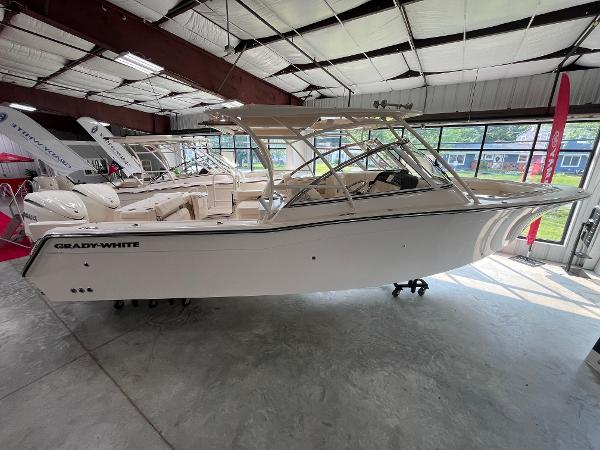 Grady-White Freedom 307 2025 Grady-White Freedom 307 boat displayed in a showroom.