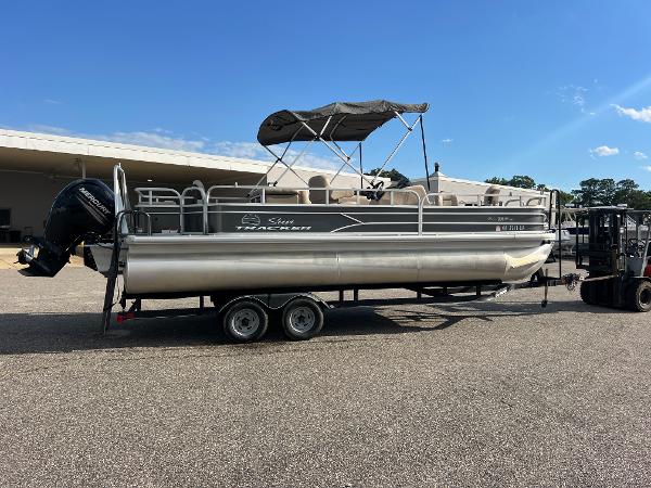2017 Sun Tracker Fishin' Barge 22 DLX