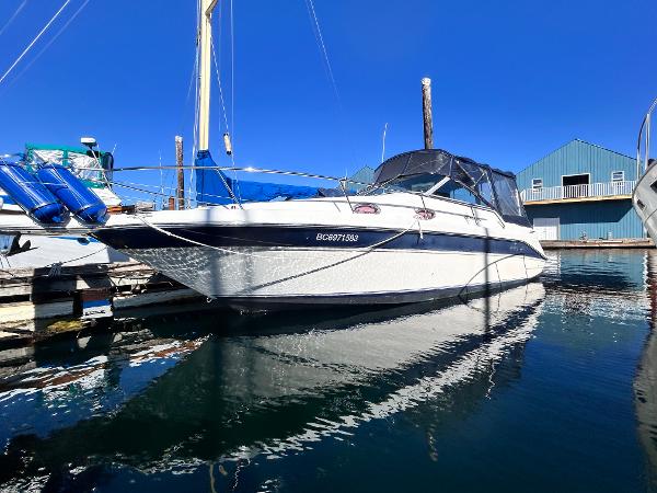 Sea Ray 270 Sundancer 1997 Sea Ray 270 Sundancer boat docked in marina under clear blue sky.
