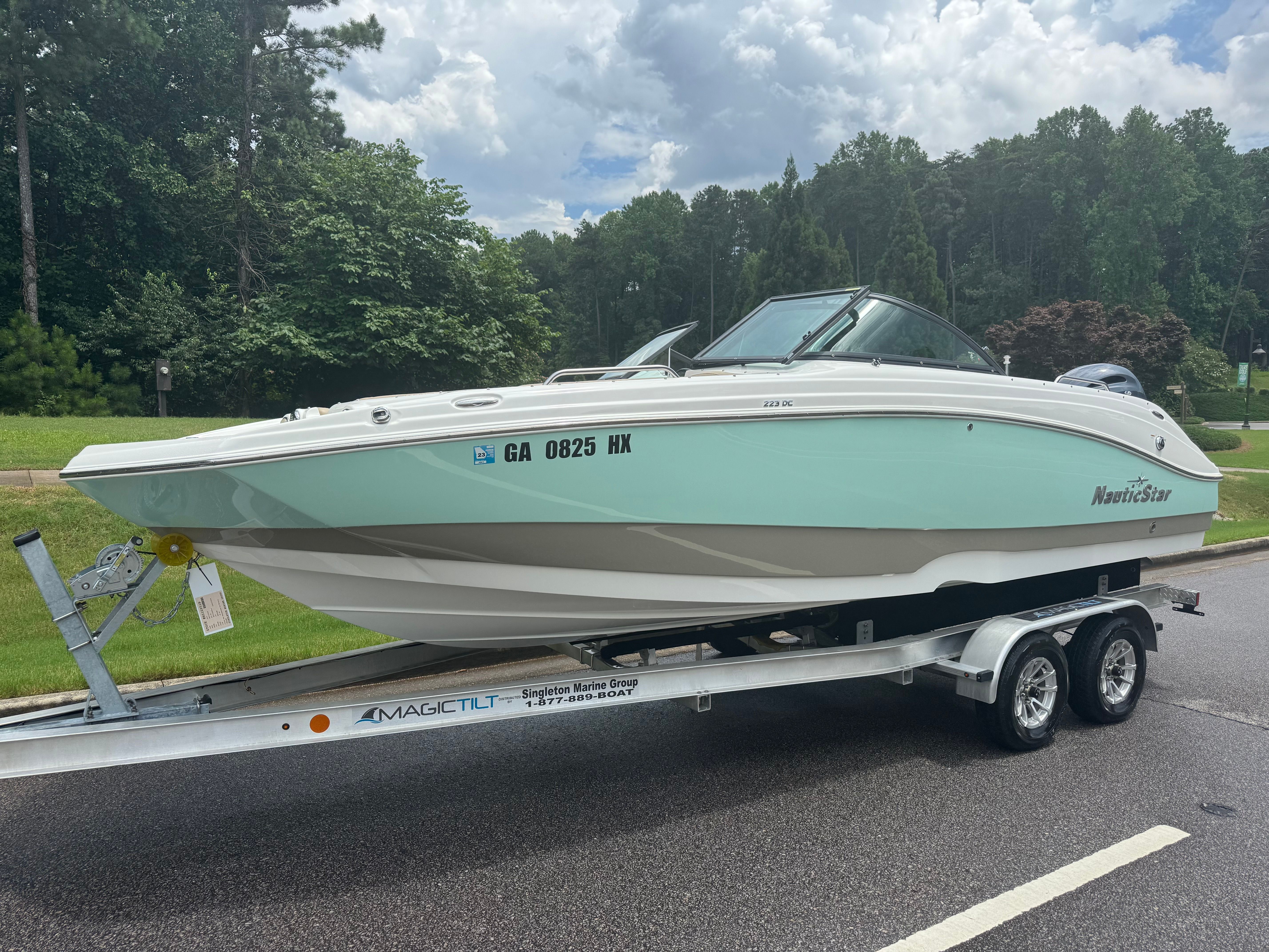 2019 NauticStar 223 DC