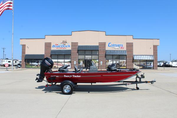 Tracker Bass Tracker Classic XL 2025 Tracker Bass Tracker Classic XL boat parked outside dealership.
