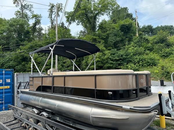 Bentley Pontoons 220 Cruise XL 2025 Bentley Pontoons 220 Cruise XL pontoon boat with canopy in a storage yard.