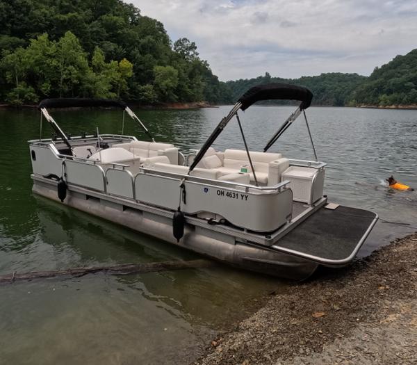 1988 Sun Tracker Party Barge