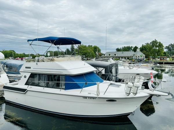 1991 Carver 28 Command Bridge
