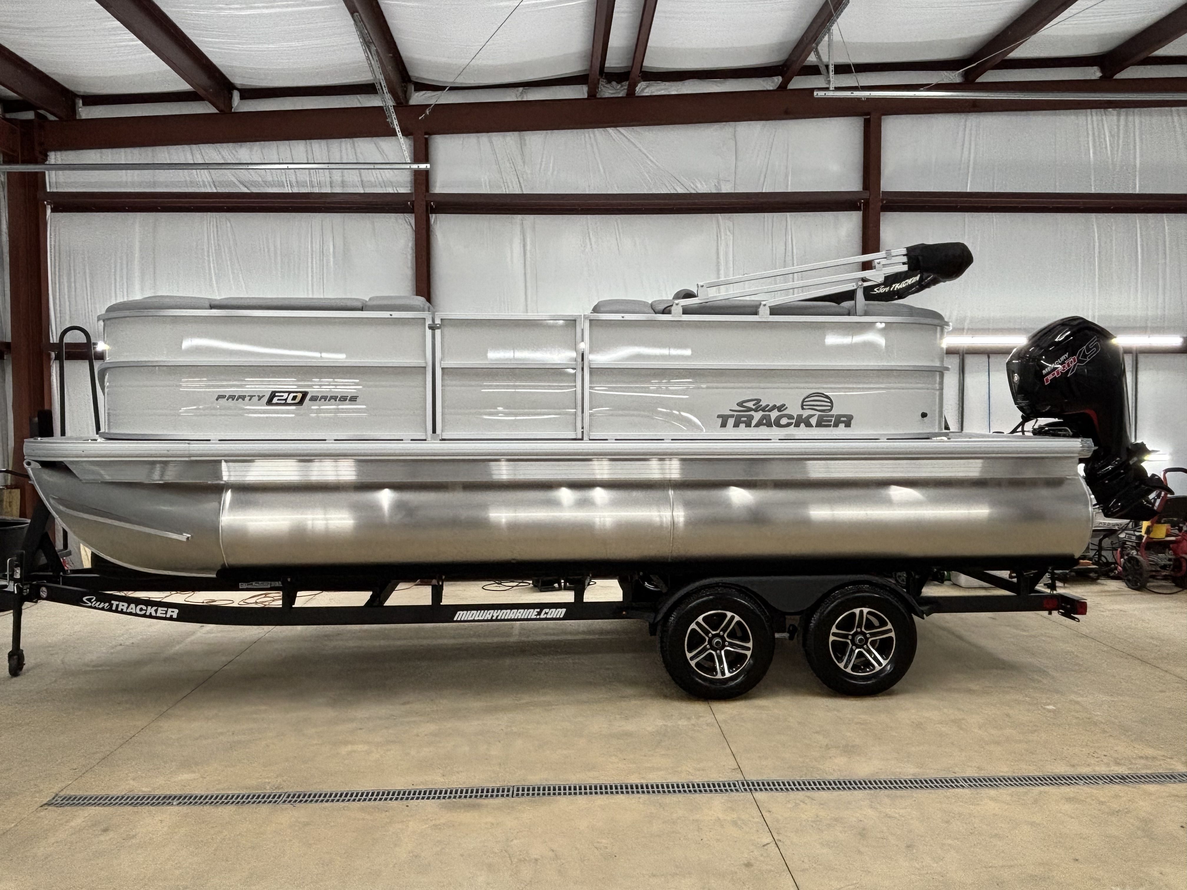 Sun Tracker Party Barge 20 DLX
