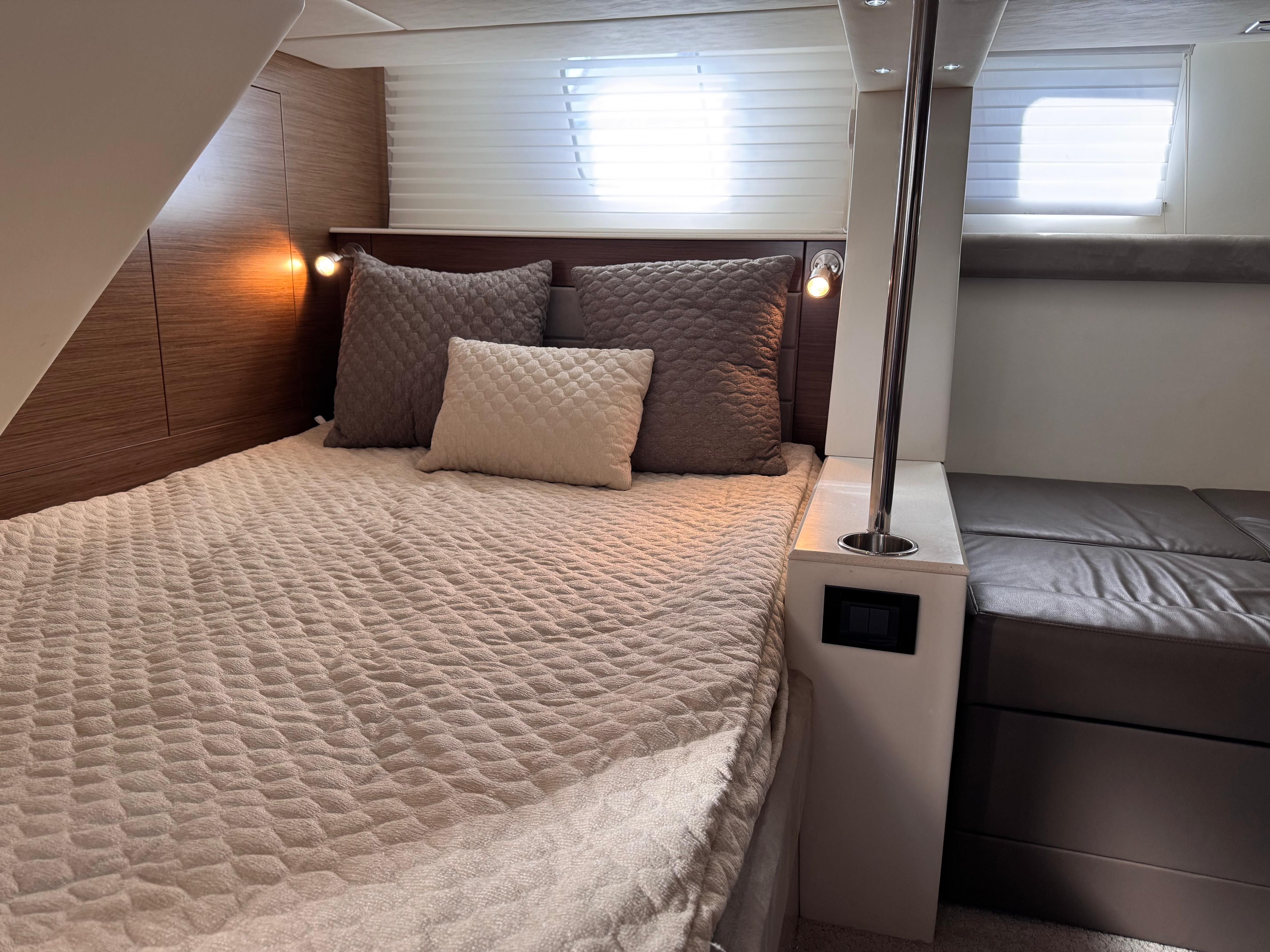 2014 Cruisers Yachts 45 Cantius