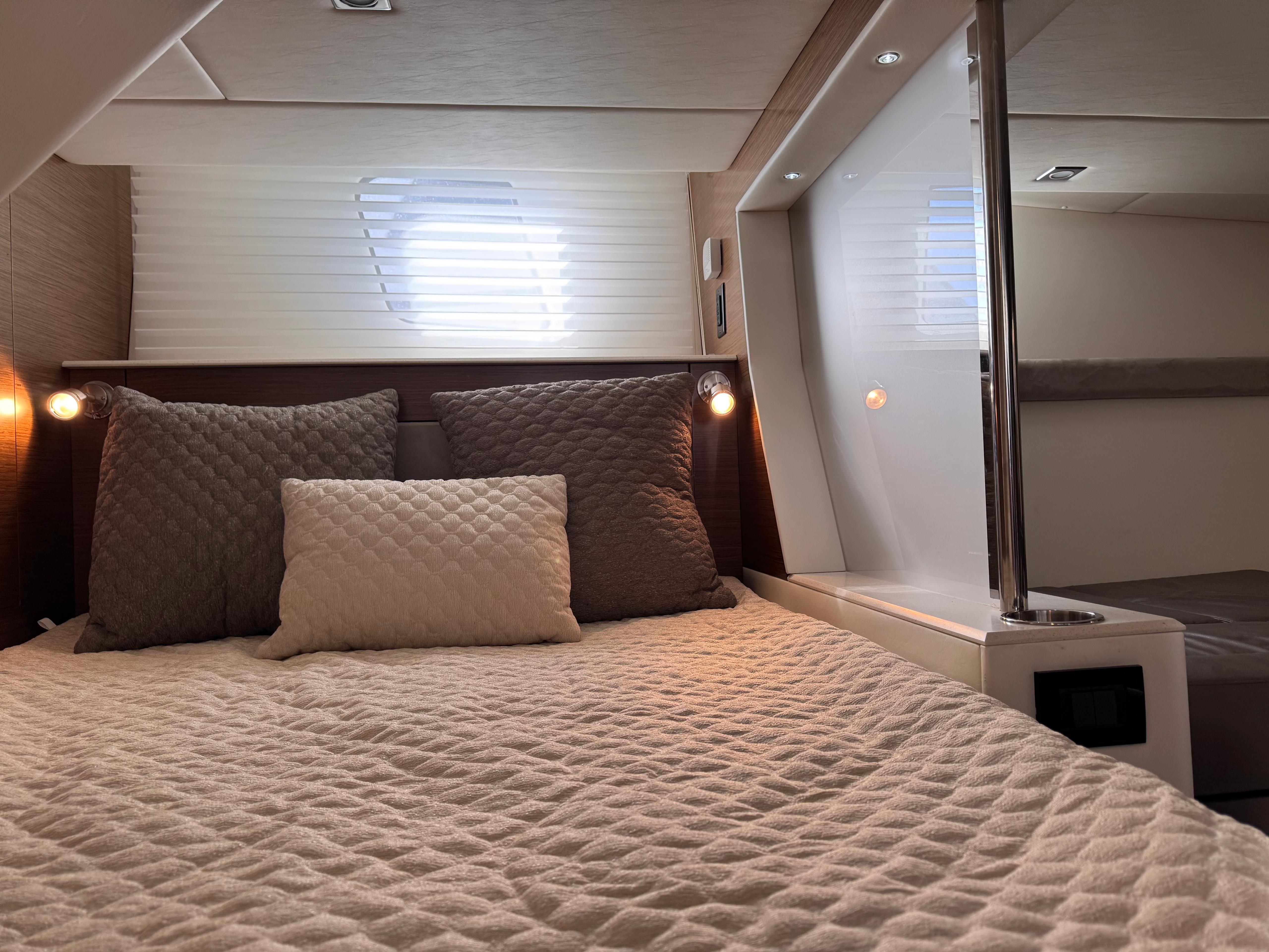 2014 Cruisers Yachts 45 Cantius