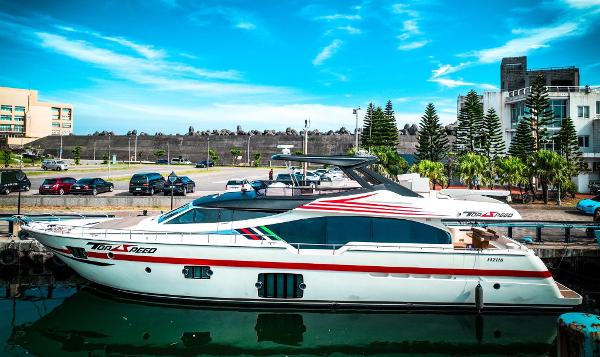 2016 Ferretti Yachts 870