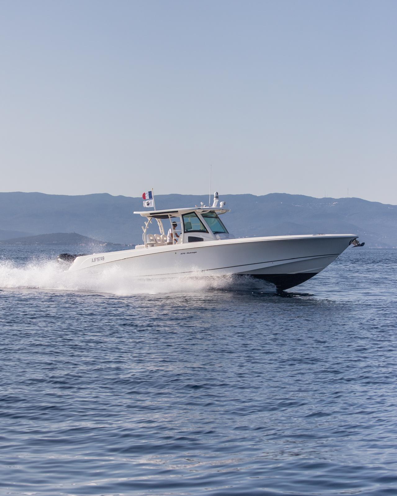 2014 Boston Whaler 370 Outrage