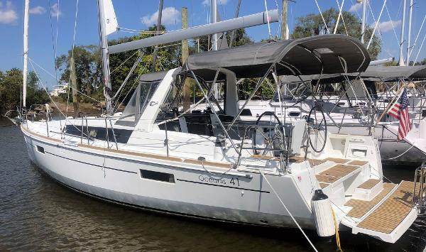 Beneteau Oceanis 41 2015 Beneteau Oceanis 41 - Side view