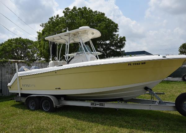 Robalo R260 Center Console 2006 Robalo R260 Center Console boat on a trailer in a grassy area.