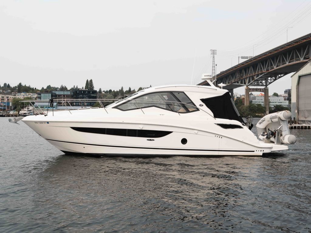 2019 Sea Ray Sundancer 350 Coupe