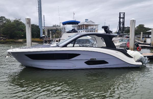 2022 Sea Ray Sundancer 370 Outboard