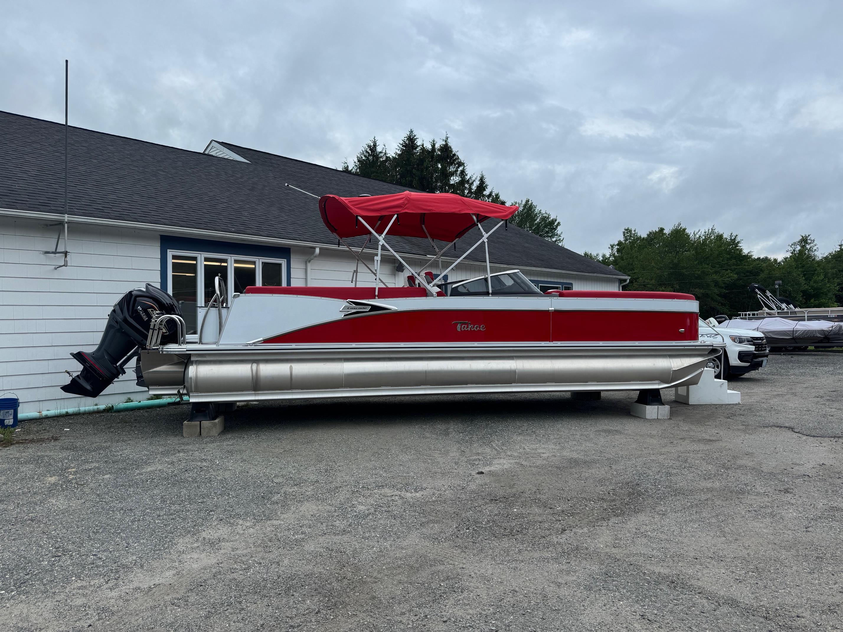 Tahoe Cascade - 27 FT Quad Lounge Windshield