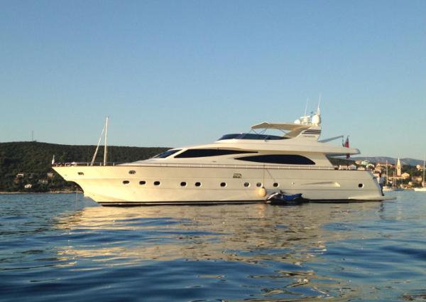 Canados 86 Fly Luxury yacht Canados 86 Fly 2005 on calm waters.