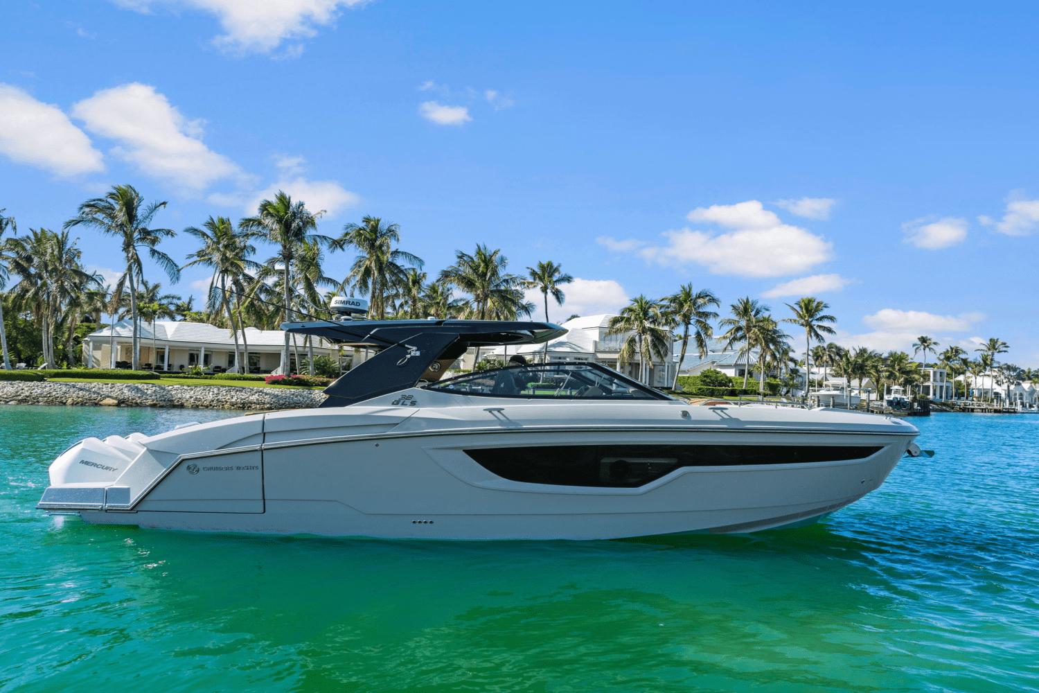 2025 Cruisers Yachts 38 GLS Outboard