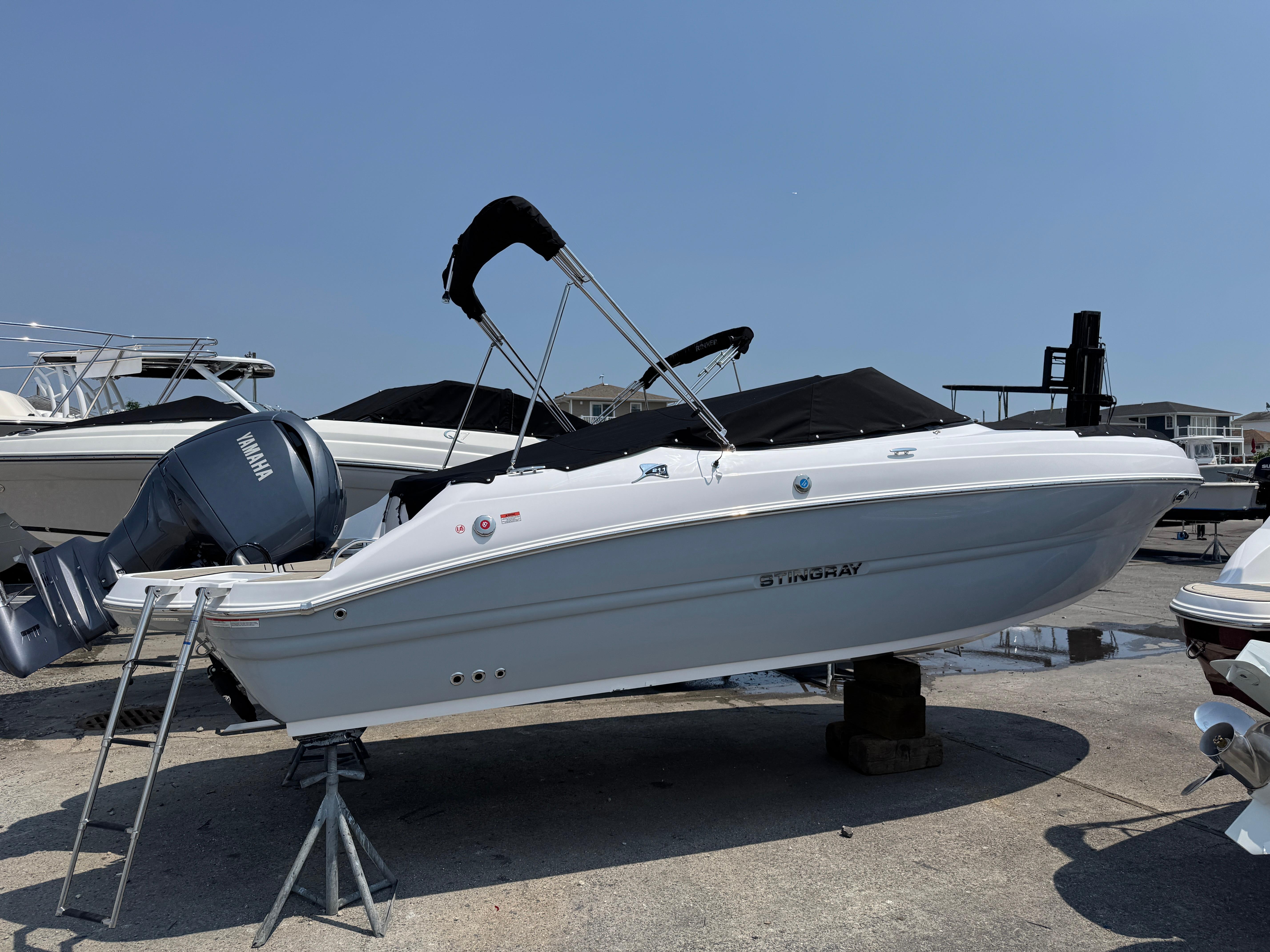 2025 Stingray 211 DC