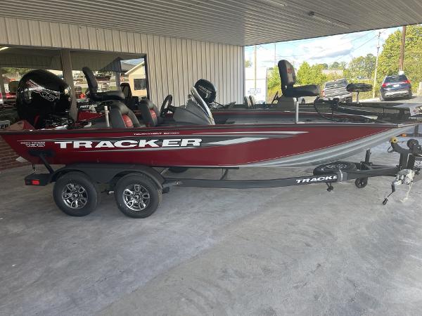 Tracker Pro Team 195 Tournament Edition 2025 Tracker Pro Team 195 Tournament Edition boat, red and silver, on a trailer.