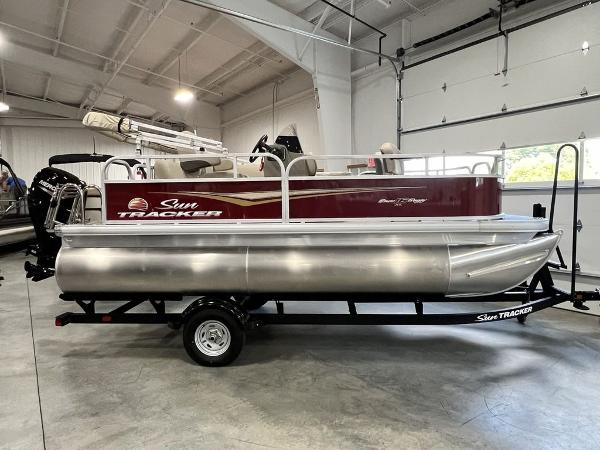 Sun Tracker Bass Buggy® 16 XL Select 2025 Sun Tracker Bass Buggy® 16 XL Select pontoon boat in a showroom.