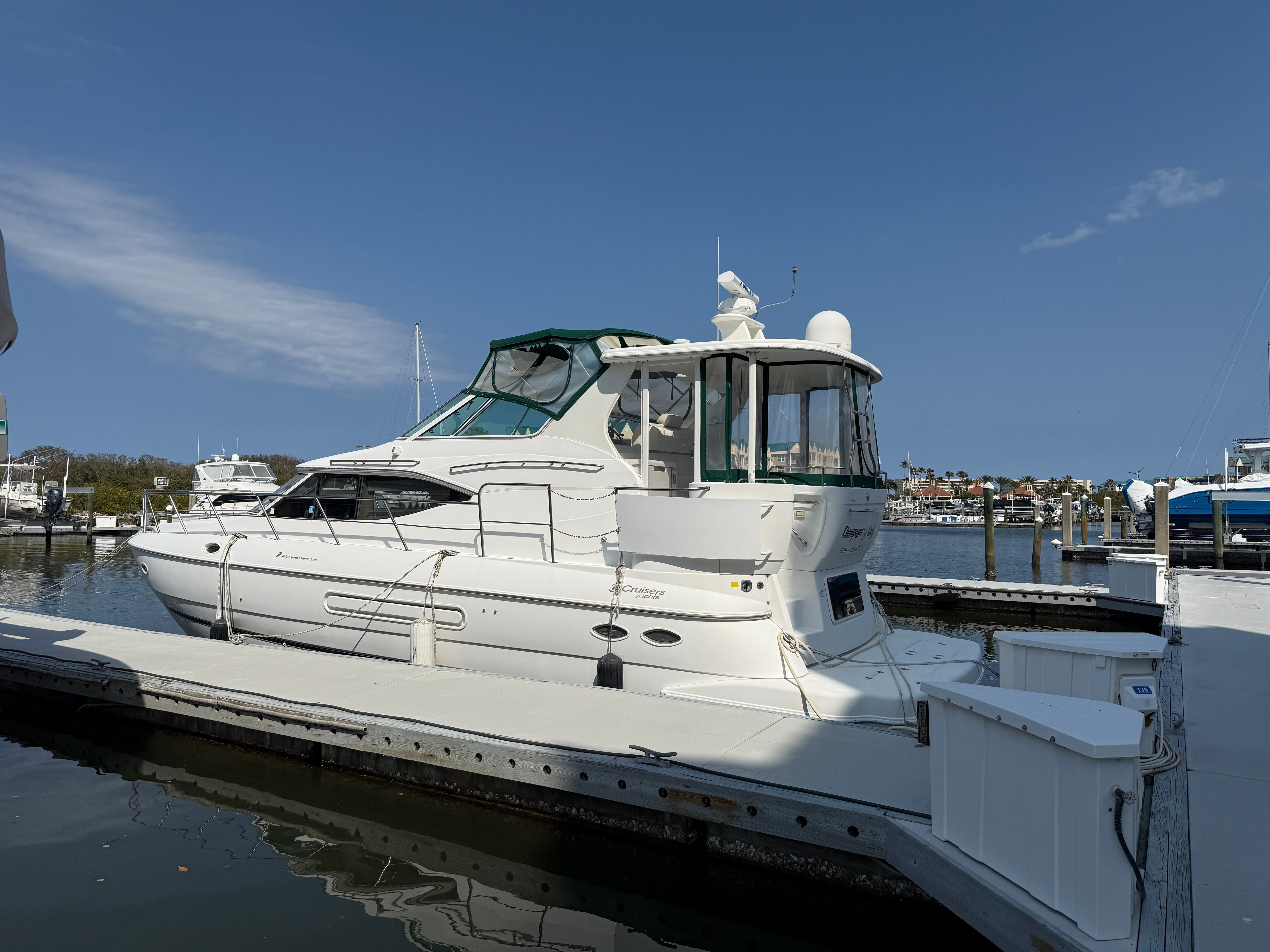 2001 Cruisers Yachts 4450 Express Motoryacht