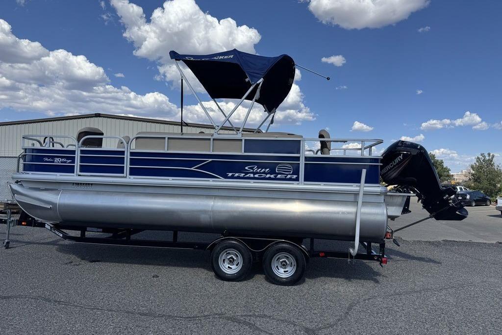 2017 Sun Tracker Fishin' Barge 20 DLX