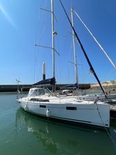 Beneteau Oceanis 41.1 2019 Beneteau Oceanis 41.1 sailboat docked in sunny marina.