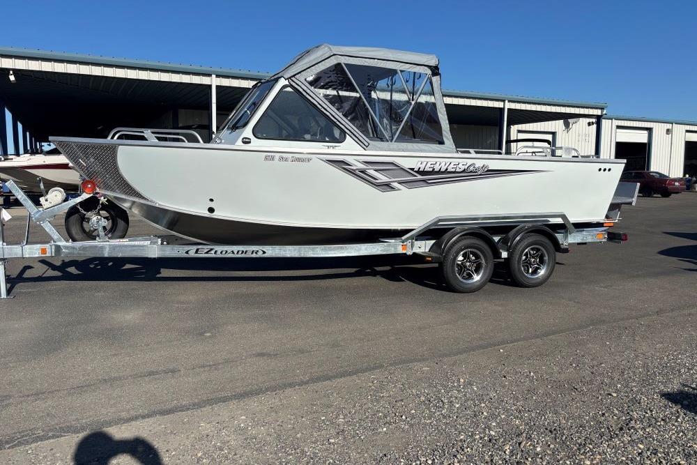 Hewescraft 210 Sea Runner ET 2025 Hewescraft 210 Sea Runner ET boat on trailer, parked outdoors.